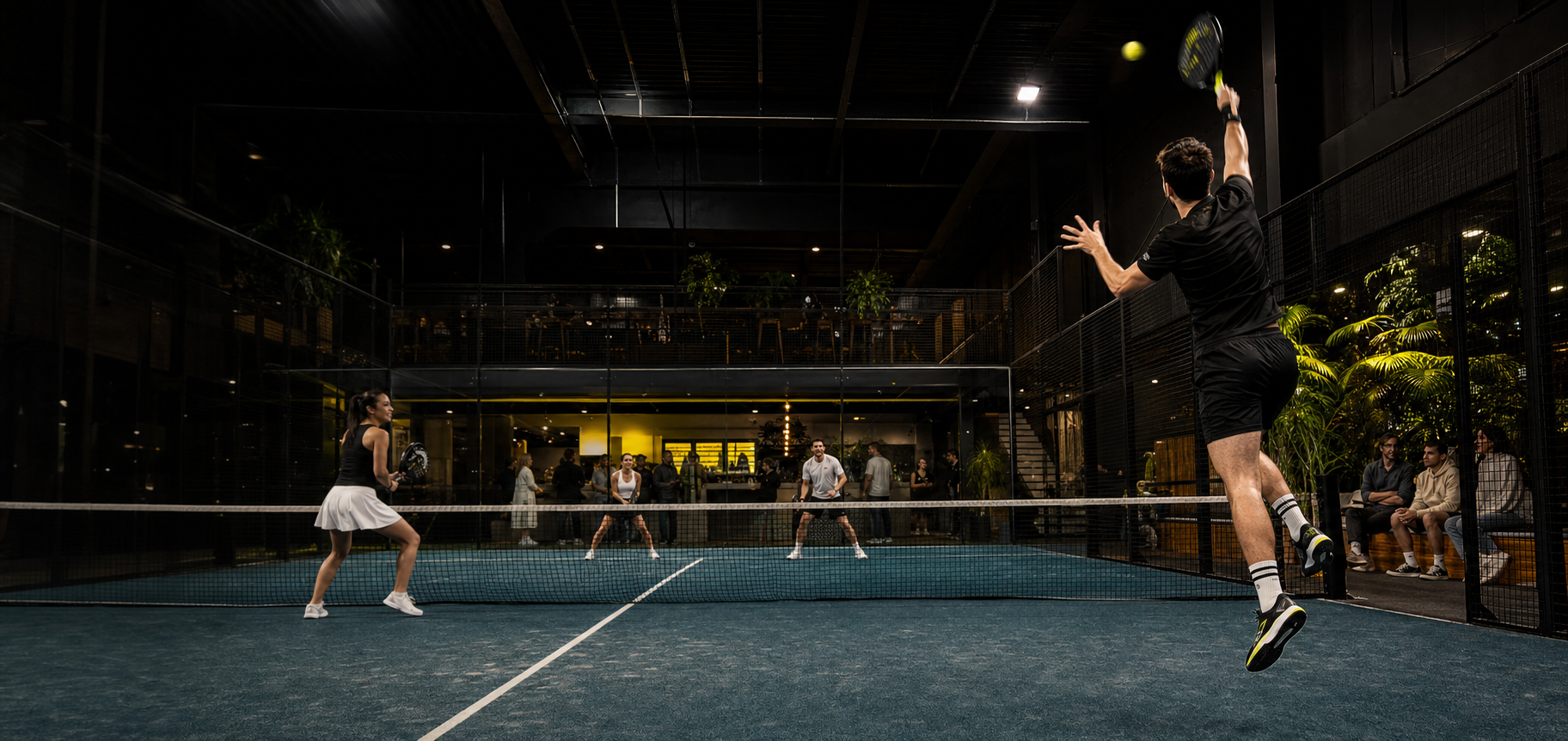 Spieler auf einem modernen Padel-Court