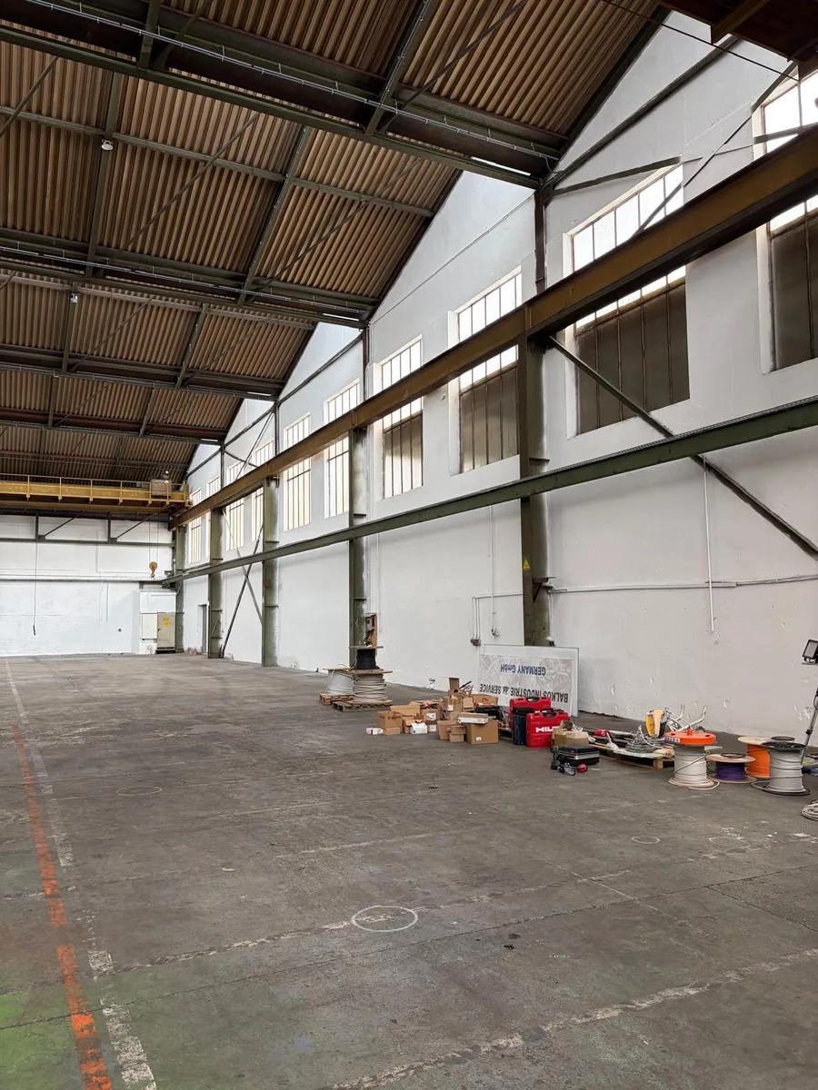 Bestandshalle eines Padel-Clubprojekts während der Due-Diligence-Prüfung