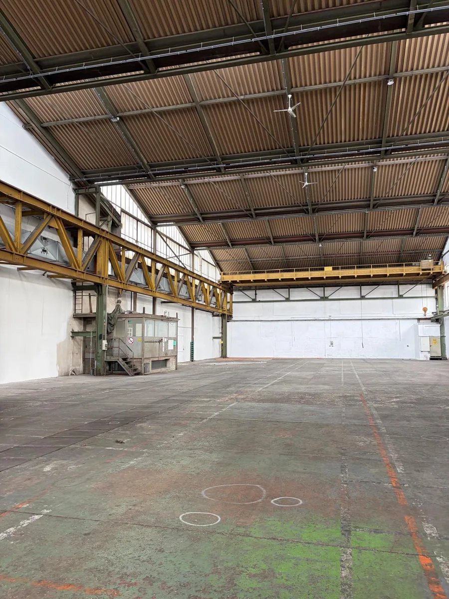 Innenansicht der Bestandshalle in Neuötting vor dem Ausbau